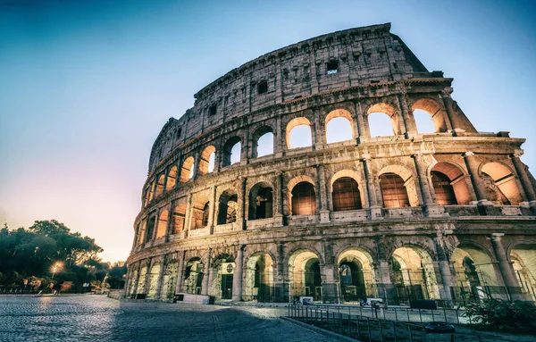 Coliseo en Roma, Italia por la noche — Foto de Stock