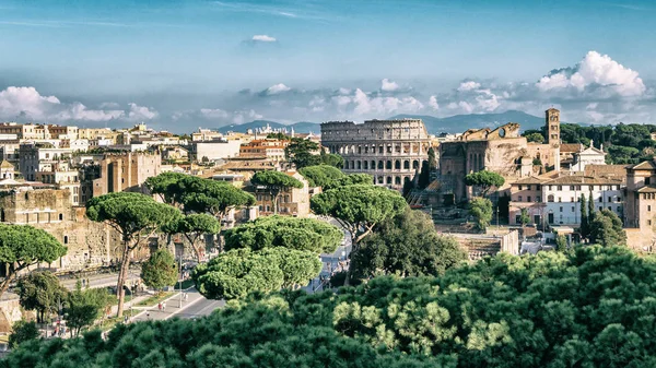 Romanische Skyline mit Kolosseum und römischem Forum, Italien — Stockfoto