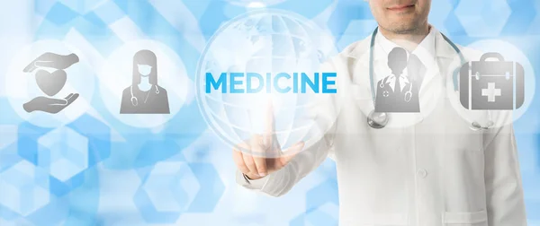Dokter punten bij geneeskunde met medische pictogrammen — Stockfoto