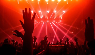 Mutlu İnsanlar Gece Kulübü Parti Konserinde Dans Ediyor