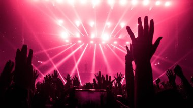 Mutlu İnsanlar Gece Kulübü Parti Konserinde Dans Ediyor