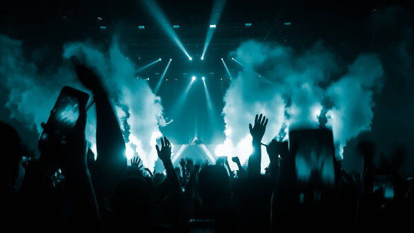 Счастливые люди танцуют в ночном клубе Party Concert