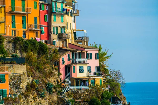 Красочные дома в Manarola, Cinque Terre - Италия — стоковое фото