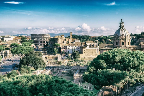 Skyline di Roma con Colosseo e Foro Romano — Foto Stock