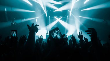 Mutlu İnsanlar Gece Kulübü Parti Konserinde Dans Ediyor