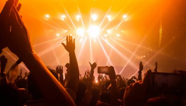 Mutlu İnsanlar Gece Kulübü Parti Konserinde Dans Ediyor