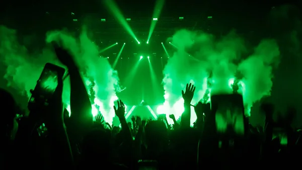 Gente feliz danza en discoteca fiesta concierto — Foto de Stock