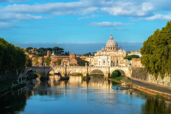 Rzym Skyline z Bazyliką św. Piotra w Watykanie — Zdjęcie stockowe