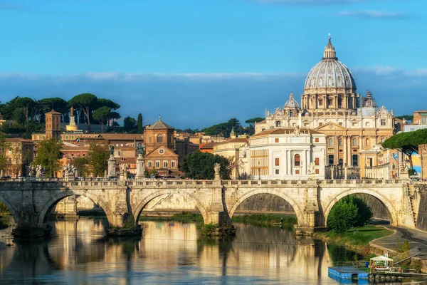 Roma Skyline con San Pedro Basílica del Vaticano — Foto de Stock