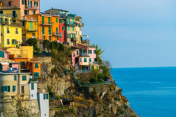 Красочные дома в Manarola, Cinque Terre - Италия — стоковое фото