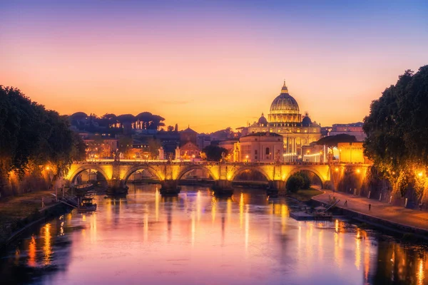 Řím, Itálie s St Peter bazilika z Vatikánu — Stock fotografie