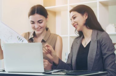 Onun meslektaşı ofiste iş kadın konuşma