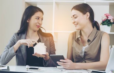 Gayrimenkul, sigorta acentası konuşmak ona müşteri ile.