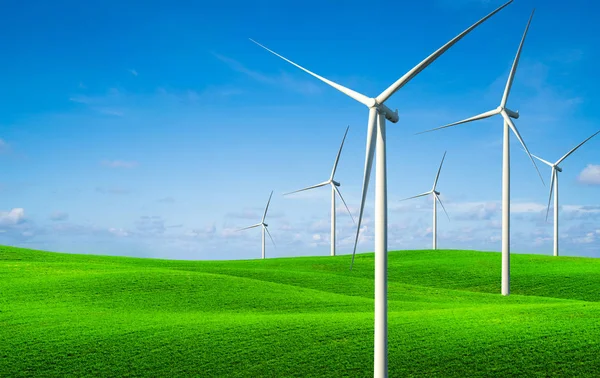 Turbinas eólicas fazenda em colinas de grama verde . — Fotografia de Stock