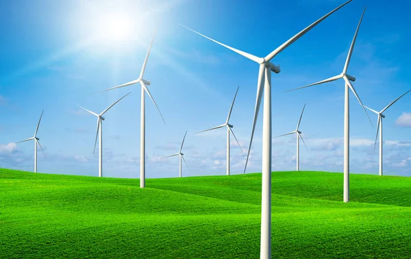 Turbiner vindkraftpark på ett grönt gräs kullar. — Stockfoto