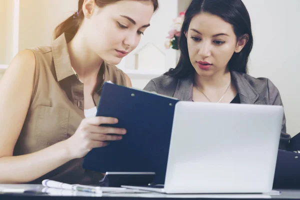 Affari donna parlare con il suo collega in ufficio — Foto Stock