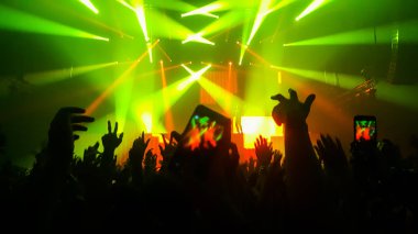 Mutlu İnsanlar Gece Kulübü Parti Konserinde Dans Ediyor