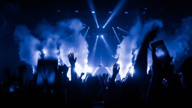 Mutlu İnsanlar Gece Kulübü Parti Konserinde Dans Ediyor
