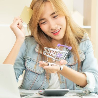 Kadın evde kredi kartı tutar. Online alışveriş.