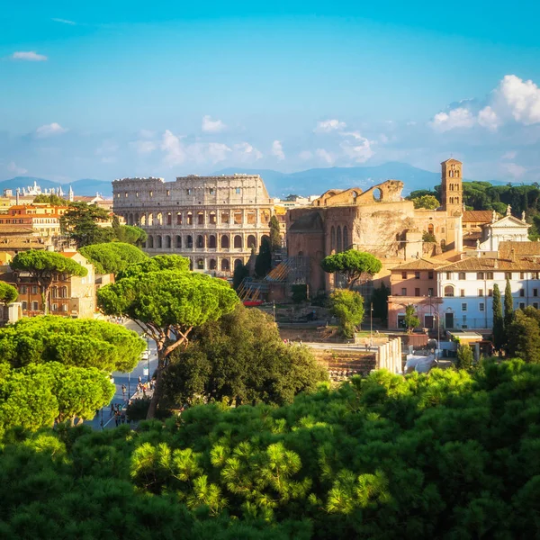 Skyline Риму з Колізей та римський форум, Італія — стокове фото
