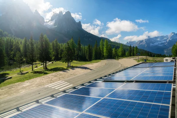 Panel de células solares en el paisaje de montaña país . — Foto de Stock
