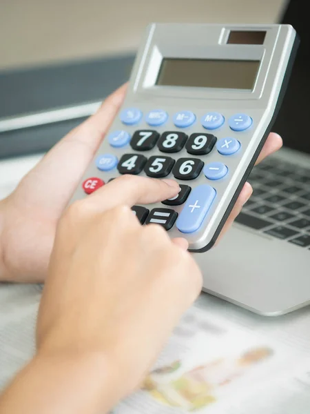Mujer contadora o trabajadora bancaria utiliza calculadora . —  Fotos de Stock