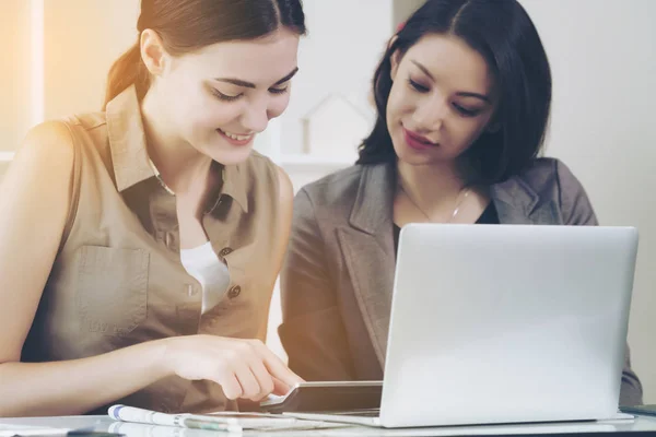 Femme d'affaires Parlez à son collègue au bureau — Photo