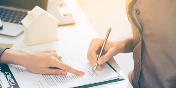 Client Signs Document to Buy House and Real Estate — Stock Photo, Image