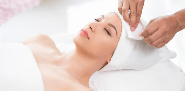 Mujer joven y relajada tumbada en la cama de hidromasaje para masajes. —  Fotos de Stock