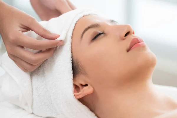 Relaxado jovem deitado na cama de spa para massagem. — Fotografia de Stock