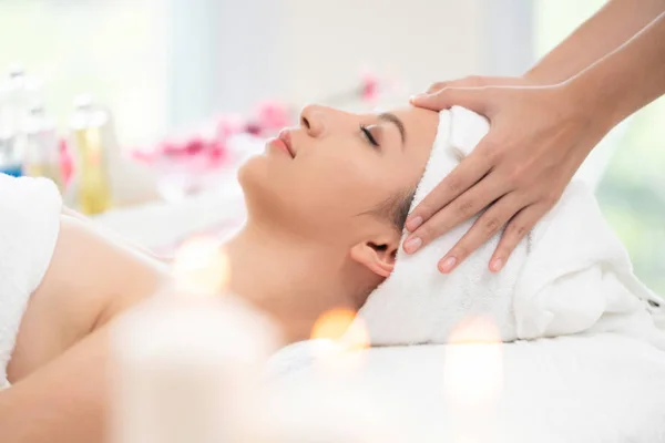 Donna rilassata ottiene massaggio facciale e alla testa in spa . — Foto Stock