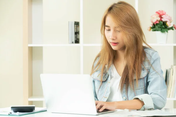 Femme concentrée travaille sur ordinateur au bureau à domicile . — Photo