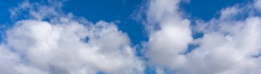 Mavi gökyüzünde beyaz bulutlar panoramik manzaralı