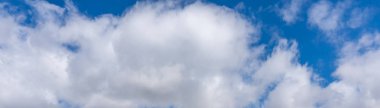 Mavi gökyüzünde beyaz bulutlar panoramik manzaralı