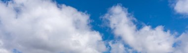 Mavi gökyüzünde beyaz bulutlar panoramik manzaralı