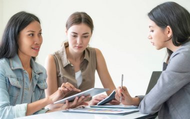 Grup toplantısında çok kültürlü iş kadınları.