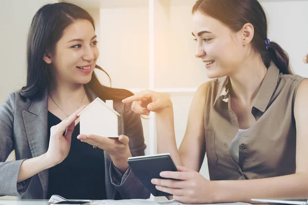 Vastgoed, verzekeringsagent praten met haar cliënt. — Stockfoto