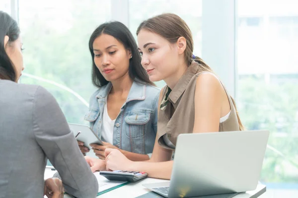 Femmes d'affaires multiculturelles en réunion de groupe . — Photo