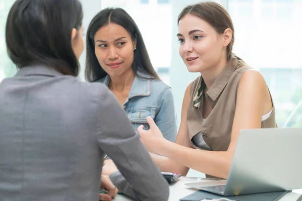 Femmes d'affaires multiculturelles en réunion de groupe . — Photo