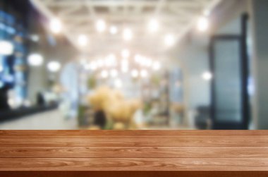 Ürün görüntülemek için masada boş kopya alanı ile modern restoran odası veya kahve dükkanı bulanık arka plan ahşap masa. İç restoran sayaç tasarım konsepti.