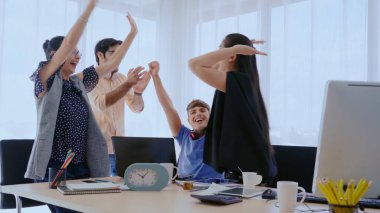 Başarılı iş adamları grup halinde ofiste proje başarısını kutluyorlar. Takım kazananı ve işbirliği başarı konsepti.