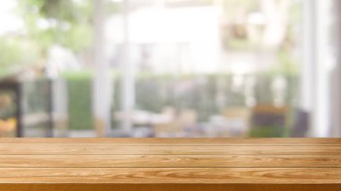 Ürün görüntülemek için masada boş kopya alanı ile modern restoran odası veya kahve dükkanı bulanık arka plan ahşap masa. İç restoran sayaç tasarım konsepti.