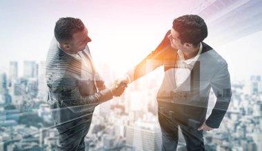 Arka planda iş adamları el sıkışma çift pozlama görüntü iş anlaşmasının ortaklık başarısını gösteren. Kurumsal ekip çalışması, güven ortağı ve iş sözleşmesi kavramı.