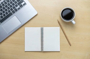 Ofis masası çalışma alanı ve masa arka planı üst görünümden düz yatıyordu nesneler. Yaratıcı çalışma için modern minimal tasarım masaüstü. Minimalizm kavramı.