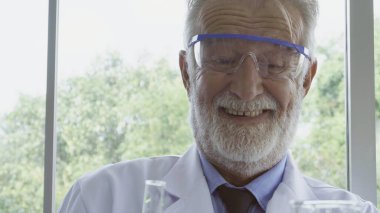 Bilim adamları laboratuarda bilim ekipmanlarıyla çalışıyor. Araştırma geliştirme kavramı için bilimsel deney ve eğitim.