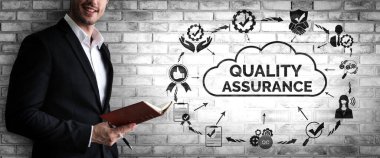 Kalite Güvencesi ve Kalite Kontrol Konsepti - Sertifikalı standart süreç, ürün garantisi ve müşteri memnuniyeti için kalite iyileştirme teknolojisini gösteren modern grafik arayüzü.