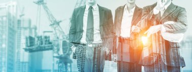 Geleceğin inşaat mühendisliği projesi konsepti ve çift pozlama grafik tasarımı. İnşaat mühendisi, mimar ya da modern sivil ekipman teknolojisiyle çalışan inşaat işçisi.