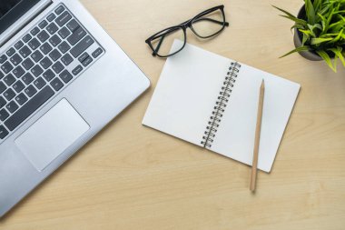 Ofis masası çalışma alanı ve masa arka planı üst görünümden düz yatıyordu nesneler. Yaratıcı çalışma için modern minimal tasarım masaüstü. Minimalizm kavramı.