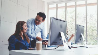 Müşteri destek ajanı ya da kulaklıklı çağrı merkezi telefon görüşmesinde müşteriyi desteklerken masaüstü bilgisayarında çalışır. Operatör hizmeti iş temsili kavramı.