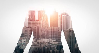 Modern şehir arka planında iş dünyasının çift pozlama görüntüsü. Gelecekteki iş ve iletişim teknolojisi kavramı. Sürreal gelecekçi şehir manzarası ve soyut çoklu pozlama grafik arayüzü.